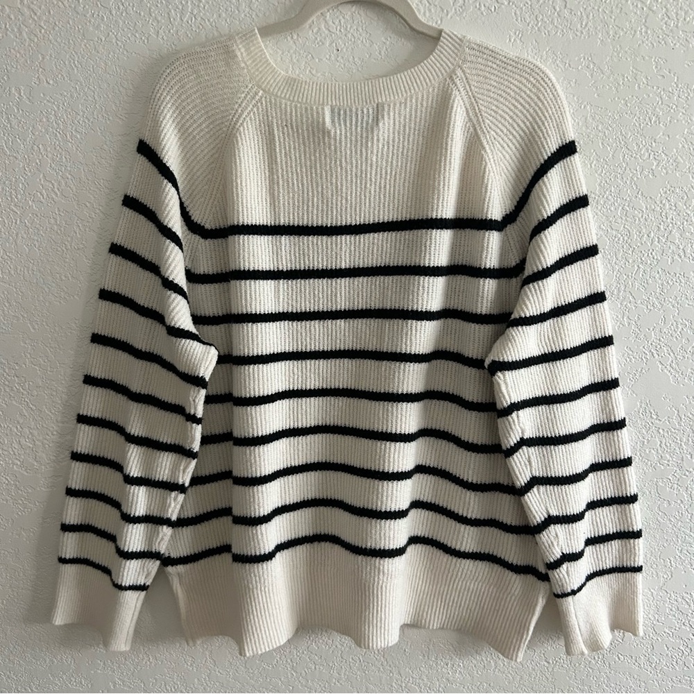 Old Navy SoSoft V-neck Cocoon Preppy Black and White Knit Sweater - Picture 7 of 10